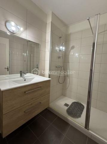 Sur la commune de Vichy, quartier coeur de ville, l'appartement est situé au 1er étage d'une résidence recherchée avec ascenseur, au calme, vous êtes également très proche des petits commerces.
Vous disposez d'une chambre au calme, cuisine indépendante, salle d'eau, WC, séjour lumineux, cave et parking couvert.
Cet appartement saura vous séduire par la qualité et le charme de la copropriété et par ses décorations et aménagements récents.

La copropriété a réalisé régulièrement les travaux nécessaires, en apportant une décoration moderne dans un environnement urbanisé. La chaudière au gaz est neuve et elle participe aux économies de charges.
On entre dans dans le bâtiment par une entrée sécurisée.
L'entrée de l'appartement a été aménagée avec rangement. La cuisine lumineuse et indépendante est équipée et aménagée avec goût et qualité.
Le grand séjour est parfaitement ensoleillé, avec l'exposition Sud.
L'espace nuit s'organise avec la chambre, la salle d'eau refaite récemment et le WC.
Le bien est complété par une cave individuelle, 1 place de parking couverte et des locaux collectifs pour motos et vélos. 

Tous les matériaux utilisés sont de belle qualité, assurant une isolation et un confort optimal. La décoration des sols, murs et mobiliers est également en harmonie, rehaussant le charme de chaque pièce.

Les +++ : une copropriété qualitative et c'est visible !, 1 immeuble sécurisé, des parties communes qualitatives et bien entretenues, un local à vélo, un assainissement aux normes, du double vitrage de qualité, volets roulants, une luminosité remarquable toute la journée, et un DPE de classe E.
L'accès est simple à toutes les commodités du fait de la localisation hyper centre ville: moins de 5' pour les petits commerces, et 5' à pied pour l'accès gare.

Ne tardez pas à visiter ce petit bijou ! Bien exceptionnel sur le marché !