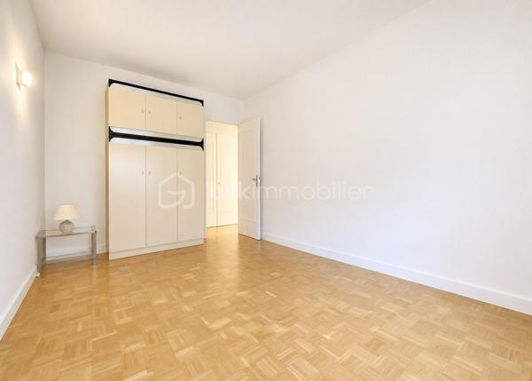 Sur la commune de Vichy, quartier coeur de ville, l'appartement est situé au 1er étage d'une résidence recherchée avec ascenseur, au calme, vous êtes également très proche des petits commerces.
Vous disposez d'une chambre au calme, cuisine indépendante, salle d'eau, WC, séjour lumineux, cave et parking couvert.
Cet appartement saura vous séduire par la qualité et le charme de la copropriété et par ses décorations et aménagements récents.

La copropriété a réalisé régulièrement les travaux nécessaires, en apportant une décoration moderne dans un environnement urbanisé. La chaudière au gaz est neuve et elle participe aux économies de charges.
On entre dans dans le bâtiment par une entrée sécurisée.
L'entrée de l'appartement a été aménagée avec rangement. La cuisine lumineuse et indépendante est équipée et aménagée avec goût et qualité.
Le grand séjour est parfaitement ensoleillé, avec l'exposition Sud.
L'espace nuit s'organise avec la chambre, la salle d'eau refaite récemment et le WC.
Le bien est complété par une cave individuelle, 1 place de parking couverte et des locaux collectifs pour motos et vélos. 

Tous les matériaux utilisés sont de belle qualité, assurant une isolation et un confort optimal. La décoration des sols, murs et mobiliers est également en harmonie, rehaussant le charme de chaque pièce.

Les +++ : une copropriété qualitative et c'est visible !, 1 immeuble sécurisé, des parties communes qualitatives et bien entretenues, un local à vélo, un assainissement aux normes, du double vitrage de qualité, volets roulants, une luminosité remarquable toute la journée, et un DPE de classe E.
L'accès est simple à toutes les commodités du fait de la localisation hyper centre ville: moins de 5' pour les petits commerces, et 5' à pied pour l'accès gare.

Ne tardez pas à visiter ce petit bijou ! Bien exceptionnel sur le marché !