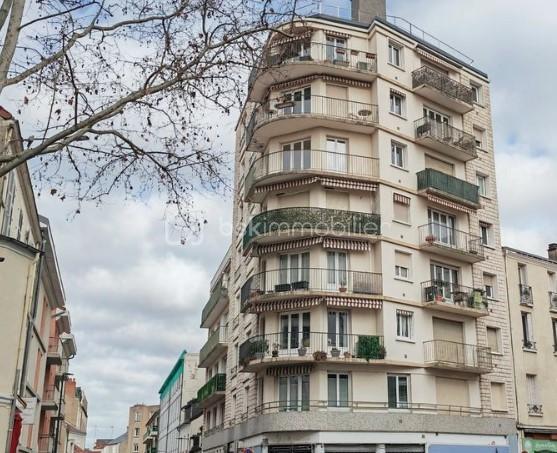 Sur la commune de Vichy, quartier coeur de ville, l'appartement est situé au 1er étage d'une résidence recherchée avec ascenseur, au calme, vous êtes également très proche des petits commerces.
Vous disposez d'une chambre au calme, cuisine indépendante, salle d'eau, WC, séjour lumineux, cave et parking couvert.
Cet appartement saura vous séduire par la qualité et le charme de la copropriété et par ses décorations et aménagements récents.

La copropriété a réalisé régulièrement les travaux nécessaires, en apportant une décoration moderne dans un environnement urbanisé. La chaudière au gaz est neuve et elle participe aux économies de charges.
On entre dans dans le bâtiment par une entrée sécurisée.
L'entrée de l'appartement a été aménagée avec rangement. La cuisine lumineuse et indépendante est équipée et aménagée avec goût et qualité.
Le grand séjour est parfaitement ensoleillé, avec l'exposition Sud.
L'espace nuit s'organise avec la chambre, la salle d'eau refaite récemment et le WC.
Le bien est complété par une cave individuelle, 1 place de parking couverte et des locaux collectifs pour motos et vélos. 

Tous les matériaux utilisés sont de belle qualité, assurant une isolation et un confort optimal. La décoration des sols, murs et mobiliers est également en harmonie, rehaussant le charme de chaque pièce.

Les +++ : une copropriété qualitative et c'est visible !, 1 immeuble sécurisé, des parties communes qualitatives et bien entretenues, un local à vélo, un assainissement aux normes, du double vitrage de qualité, volets roulants, une luminosité remarquable toute la journée, et un DPE de classe E.
L'accès est simple à toutes les commodités du fait de la localisation hyper centre ville: moins de 5' pour les petits commerces, et 5' à pied pour l'accès gare.

Ne tardez pas à visiter ce petit bijou ! Bien exceptionnel sur le marché !