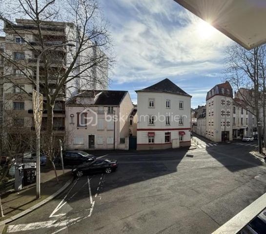 Sur la commune de Vichy, quartier coeur de ville, l'appartement est situé au 1er étage d'une résidence recherchée avec ascenseur, au calme, vous êtes également très proche des petits commerces.
Vous disposez d'une chambre au calme, cuisine indépendante, salle d'eau, WC, séjour lumineux, cave et parking couvert.
Cet appartement saura vous séduire par la qualité et le charme de la copropriété et par ses décorations et aménagements récents.

La copropriété a réalisé régulièrement les travaux nécessaires, en apportant une décoration moderne dans un environnement urbanisé. La chaudière au gaz est neuve et elle participe aux économies de charges.
On entre dans dans le bâtiment par une entrée sécurisée.
L'entrée de l'appartement a été aménagée avec rangement. La cuisine lumineuse et indépendante est équipée et aménagée avec goût et qualité.
Le grand séjour est parfaitement ensoleillé, avec l'exposition Sud.
L'espace nuit s'organise avec la chambre, la salle d'eau refaite récemment et le WC.
Le bien est complété par une cave individuelle, 1 place de parking couverte et des locaux collectifs pour motos et vélos. 

Tous les matériaux utilisés sont de belle qualité, assurant une isolation et un confort optimal. La décoration des sols, murs et mobiliers est également en harmonie, rehaussant le charme de chaque pièce.

Les +++ : une copropriété qualitative et c'est visible !, 1 immeuble sécurisé, des parties communes qualitatives et bien entretenues, un local à vélo, un assainissement aux normes, du double vitrage de qualité, volets roulants, une luminosité remarquable toute la journée, et un DPE de classe E.
L'accès est simple à toutes les commodités du fait de la localisation hyper centre ville: moins de 5' pour les petits commerces, et 5' à pied pour l'accès gare.

Ne tardez pas à visiter ce petit bijou ! Bien exceptionnel sur le marché !