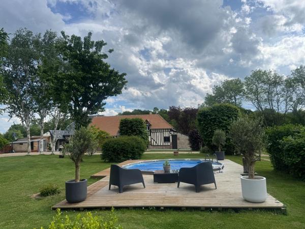 Propriété de 2 maisons indépendantes récemment rénovées, avec un herbage de 6.500 m², et 3 boxes.