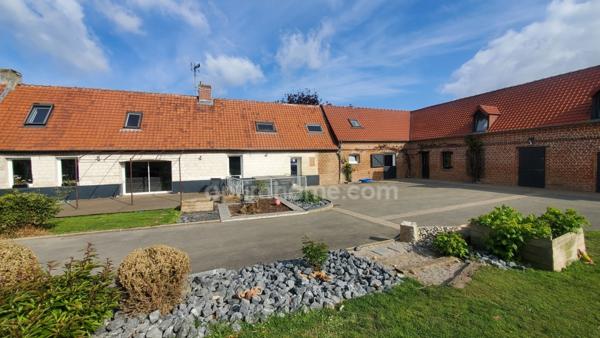 CORPS DE FERME RENOVE 255 M² GARAGES BOXES JARDIN