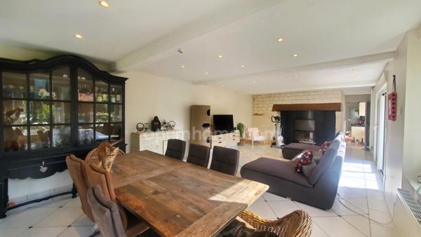 CORPS DE FERME RENOVE 255 M² GARAGES BOXES JARDIN