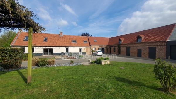 CORPS DE FERME RENOVE 255 M² GARAGES BOXES JARDIN