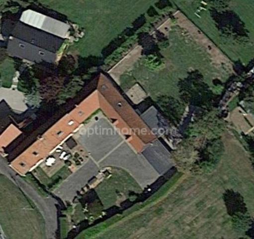 CORPS DE FERME RENOVE 255 M² GARAGES BOXES JARDIN