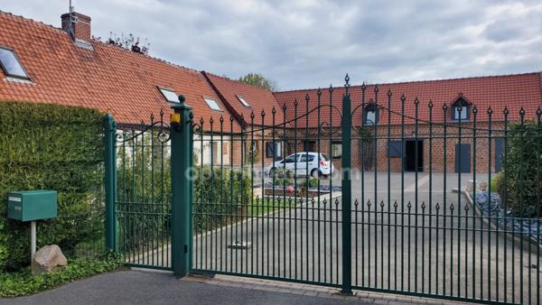 CORPS DE FERME RENOVE 255 M² GARAGES BOXES JARDIN