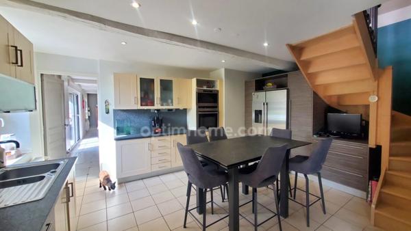 CORPS DE FERME RENOVE 255 M² GARAGES BOXES JARDIN