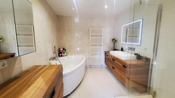 CORPS DE FERME RENOVE 255 M² GARAGES BOXES JARDIN