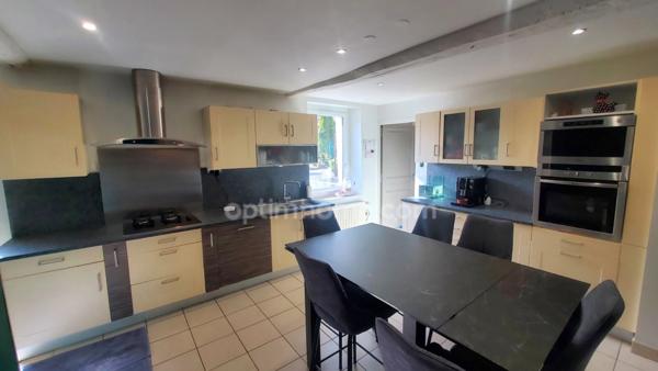 CORPS DE FERME RENOVE 255 M² GARAGES BOXES JARDIN