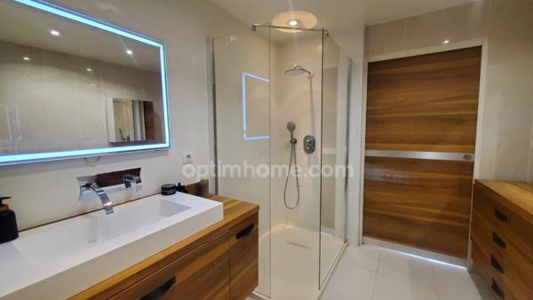 CORPS DE FERME RENOVE 255 M² GARAGES BOXES JARDIN