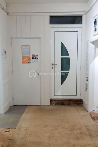 Idéalement situé au cœur de Saint-Clar, cet immeuble bénéficie d’un emplacement privilégié en centre-ville, avec de nombreux commerces et services accessibles directement dans la commune : commerces de proximité, boulangeries, boucherie, supermarché, pharmacie, restaurants, services, écoles et équipements publics. Saint-Clar dispose ainsi d’une offre commerciale particulièrement dynamique, avec une vingtaine de commerces et de nombreux services.

Sa localisation est également intéressante pour les déplacements : la gare d’Agen est accessible en environ 35 minutes. Toulouse et son aéroport international Toulouse-Blagnac se rejoignent en environ 1 h 30 à 1 h 40, tandis que l’accès à l’A62 permet de rejoindre facilement les principaux axes régionaux.

Derrière sa jolie façade, cet immeuble propose une organisation particulièrement intéressante et surtout des volumes généreux, permettant d’envisager différents projets.

Au rez-de-chaussée, une boutique occupe le niveau et bénéficie d’un accès indépendant. Un escalier central dessert directement les étages, permettant ainsi une séparation naturelle entre l’espace commercial et les parties résidentielles.

Le premier étage accueille actuellement les pièces de vie, avec un séjour, une salle à manger, une cuisine, ainsi qu’une buanderie et un cellier.

Le deuxième étage est consacré à l’espace nuit et propose trois chambres ainsi qu’une salle de bains.

Enfin, sous les combles, deux chambres supplémentaires complètent l’ensemble, dont l’une bénéficie de sa propre salle d’eau.

Cette configuration offre une surface et une distribution particulièrement généreuses, avec une véritable sensation de maison de ville organisée sur plusieurs niveaux.

Au-delà de son usage actuel, c’est sans doute le potentiel de transformation de cet immeuble qui constitue l’un de ses principaux atouts.

La présence d’un accès vertical indépendant et central, la distribution des différents niveaux ainsi que les volumes disponibles pourraient permettre d’étudier, sous réserve des autorisations et contraintes techniques et réglementaires, la création de plusieurs appartements indépendants.

On peut ainsi imaginer la réalisation de plusieurs logements, permettant de développer un projet d’investissement locatif en centre-ville, tout en conservant la possibilité de maintenir une activité commerciale en rez-de-chaussée.

Cette configuration peut également séduire un investisseur souhaitant constituer un patrimoine immobilier composé de plusieurs lots, ou un acquéreur à la recherche d’un projet mêlant résidence principale, activité professionnelle et revenus locatifs.

Un immeuble aux multiples possibilités, qui offre aujourd’hui une belle base pour imaginer un projet sur mesure, au cœur d’une commune vivante et authentique de la Lomagne.