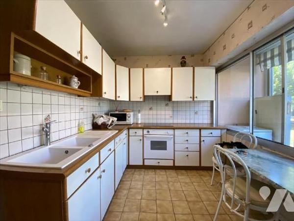 AURILLAC, à vendre appartement T4 comprenant entrée chaufferie/buanderie salle d'eau cuisine am...