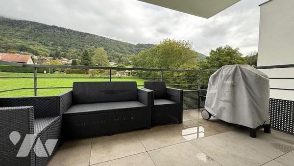 Appartement T3 à Saint-Cergues avec 2 garages, cave et parking.