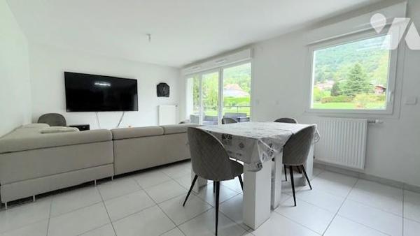 Appartement T3 à Saint-Cergues avec 2 garages, cave et parking.