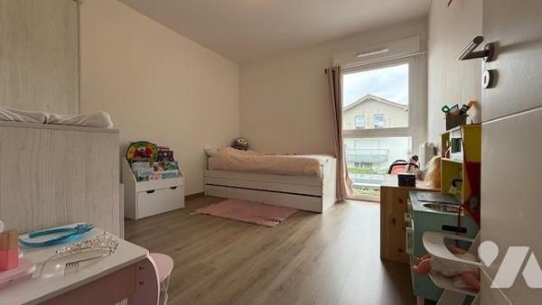 Appartement T3 à Saint-Cergues avec 2 garages, cave et parking.