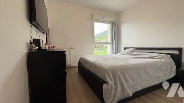 Appartement T3 à Saint-Cergues avec 2 garages, cave et parking.