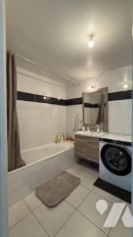 Appartement T3 à Saint-Cergues avec 2 garages, cave et parking.