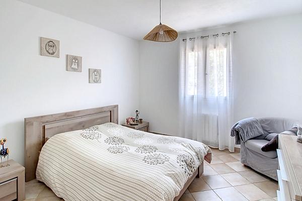 A VENDRE en EXCLUSIVITE a DRAGUIGNAN - Maison de plain pied avec PISCINE et GARAGE