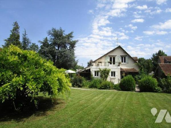 Meung sur Loire, très jolie maison située au c?ur d'un parc paysagé et arboré, traversé par les...