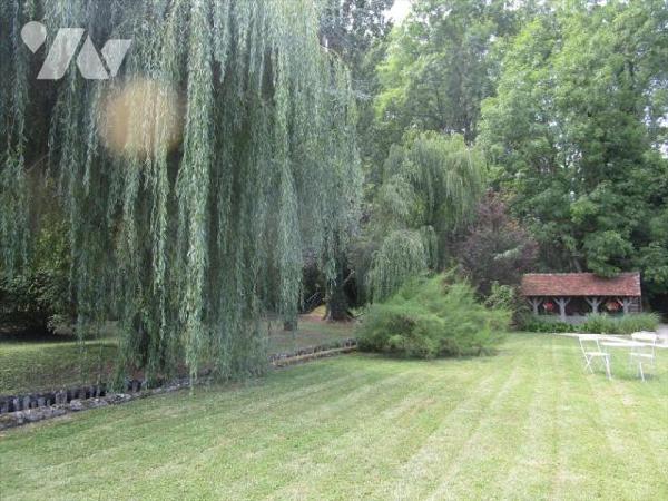 Meung sur Loire, très jolie maison située au c?ur d'un parc paysagé et arboré, traversé par les...