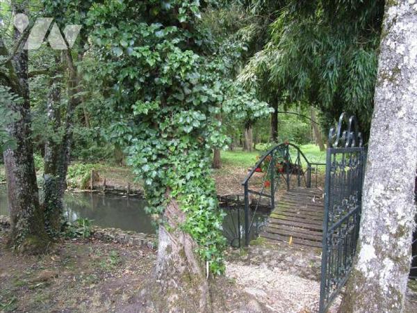Meung sur Loire, très jolie maison située au c?ur d'un parc paysagé et arboré, traversé par les...