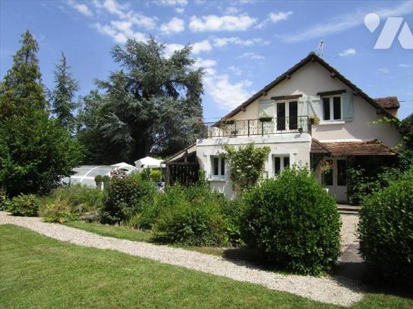 Meung sur Loire, très jolie maison située au c?ur d'un parc paysagé et arboré, traversé par les...