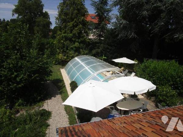 Meung sur Loire, très jolie maison située au c?ur d'un parc paysagé et arboré, traversé par les...