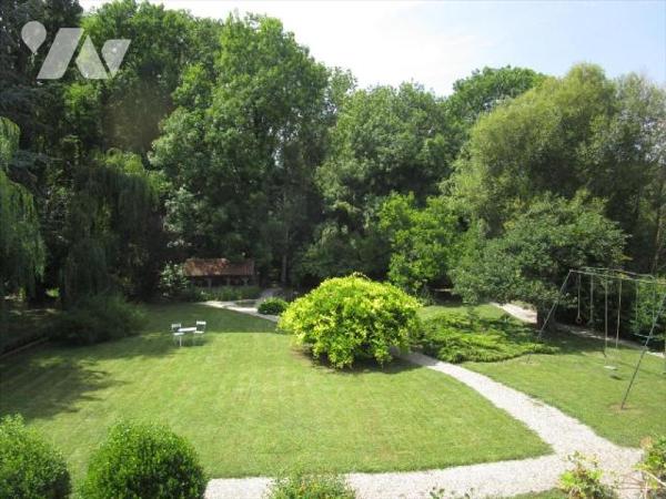 Meung sur Loire, très jolie maison située au c?ur d'un parc paysagé et arboré, traversé par les...