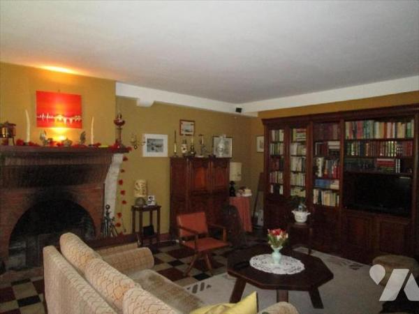 Meung sur Loire, très jolie maison située au c?ur d'un parc paysagé et arboré, traversé par les...