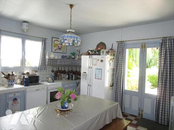 Meung sur Loire, très jolie maison située au c?ur d'un parc paysagé et arboré, traversé par les...