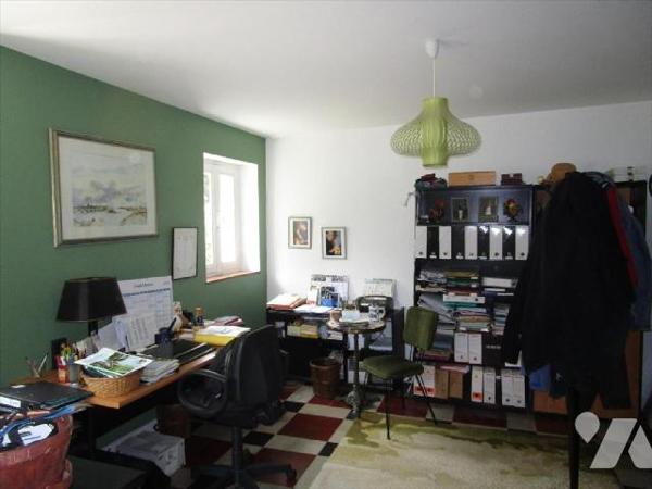 Meung sur Loire, très jolie maison située au c?ur d'un parc paysagé et arboré, traversé par les...