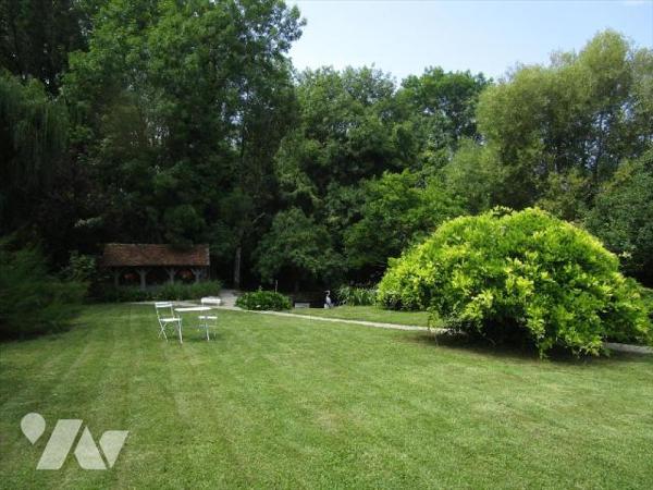 Meung sur Loire, très jolie maison située au c?ur d'un parc paysagé et arboré, traversé par les...