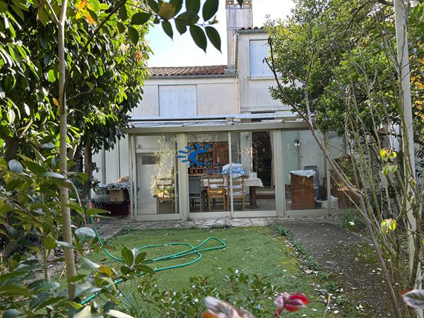 La Rochelle Maison 4 chambres + bureau à rénover avec jardin et garage.  La rochelle