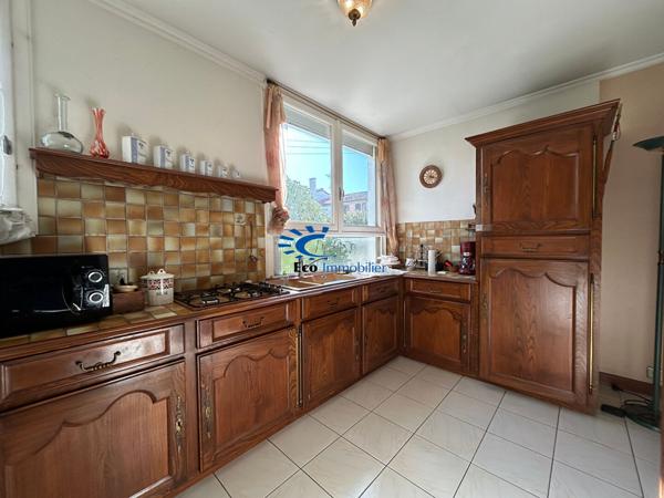 La Rochelle Maison 4 chambres + bureau à rénover avec jardin et garage.  La rochelle