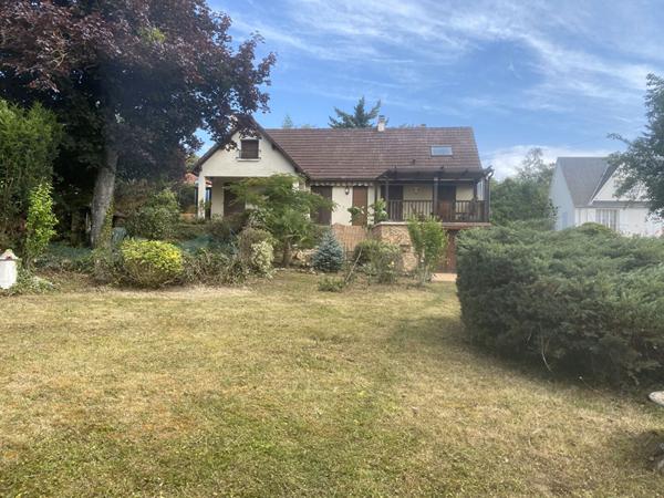 Jolie propriété de 190m² élevée sur un terrain de 1 716m²