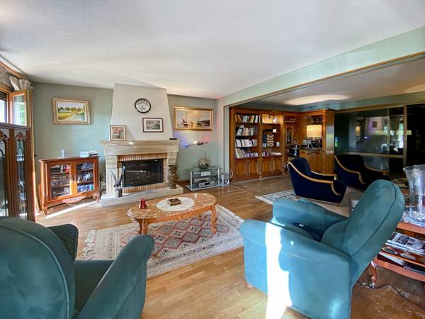 Jolie propriété de 190m² élevée sur un terrain de 1 716m²