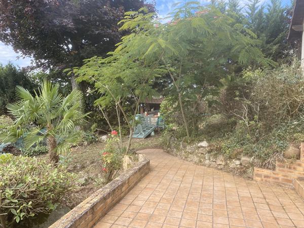 Jolie propriété de 190m² élevée sur un terrain de 1 716m²