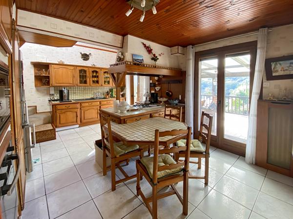 Jolie propriété de 190m² élevée sur un terrain de 1 716m²