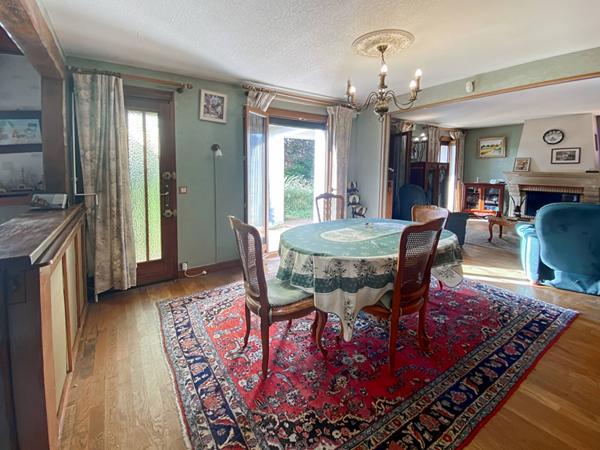 Jolie propriété de 190m² élevée sur un terrain de 1 716m²