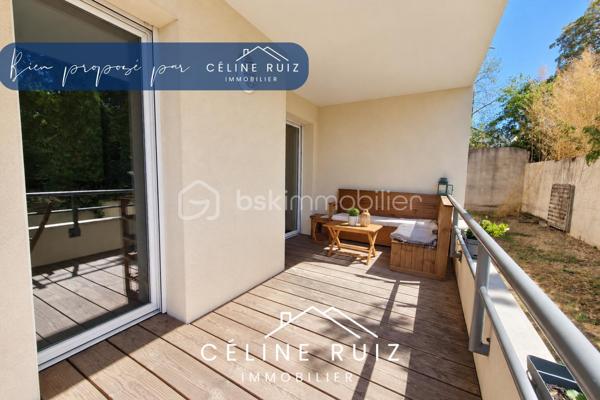 Dans une copropriété récente de 2012, découvrez cet appartement bénéficiant d’une vue intimiste, verdoyante et sans aucun vis-à-vis.

Situé en rez-de-jardin surélevé, il donne sur un espace paysager calme et préservé, sans aucun passage.

Un emplacement privilégié, rue de Roc-Épine, à proximité immédiate de toutes les commodités :

- arrêt de bus Garenne à 1 minute à pied ;
- centre commercial Leclerc Albert-Camus à 9 minutes à pied ;
- parc de la Garenne à quelques pas avec un accès privatif.

Le stationnement est facile et gratuit dans le quartier. 
L’appartement dispose également d’une place de parking privative en sous-terrain.

L’appartement :
La pièce de vie offre un bel espace convivial de 32 m² comprenant une cuisine moderne, aménagée et équipée. Elle se prolonge naturellement vers une agréable terrasse couverte, idéale pour profiter pleinement de l’environnement verdoyant.

Bien séparé de l’espace de vie, le coin nuit est desservi par un couloir fonctionnel doté de très grands placards de rangement.

Il comprend :
- 2  belles chambres dont une donnant sur le jardin ;
- Une chambre avec placard intégré et accès direct à la terrasse ;
- Une grande salle de bains ;
- Un WC indépendant.

La résidence bénéficie de deux jardins privatifs et sécurisés, exclusivement réservés aux résidents, avec un accès direct au parc de la Garenne.

Construite en 2012, la copropriété est parfaitement entretenue et aucun travaux n’est à prévoir.

À noter également : La porte d’entrée de l’appartement a été remplacée pour offrir de meilleures performances d’isolation phonique et thermique.

Un appartement clé en main, fonctionnel et résolument tourné vers la verdure, idéal pour celles et ceux qui recherchent le confort d’un logement récent, un véritable espace extérieur et un environnement calme et préservé.