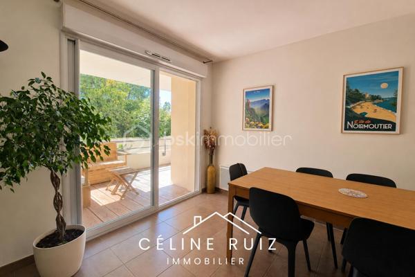 Dans une copropriété récente de 2012, découvrez cet appartement bénéficiant d’une vue intimiste, verdoyante et sans aucun vis-à-vis.

Situé en rez-de-jardin surélevé, il donne sur un espace paysager calme et préservé, sans aucun passage.

Un emplacement privilégié, rue de Roc-Épine, à proximité immédiate de toutes les commodités :

- arrêt de bus Garenne à 1 minute à pied ;
- centre commercial Leclerc Albert-Camus à 9 minutes à pied ;
- parc de la Garenne à quelques pas avec un accès privatif.

Le stationnement est facile et gratuit dans le quartier. 
L’appartement dispose également d’une place de parking privative en sous-terrain.

L’appartement :
La pièce de vie offre un bel espace convivial de 32 m² comprenant une cuisine moderne, aménagée et équipée. Elle se prolonge naturellement vers une agréable terrasse couverte, idéale pour profiter pleinement de l’environnement verdoyant.

Bien séparé de l’espace de vie, le coin nuit est desservi par un couloir fonctionnel doté de très grands placards de rangement.

Il comprend :
- 2  belles chambres dont une donnant sur le jardin ;
- Une chambre avec placard intégré et accès direct à la terrasse ;
- Une grande salle de bains ;
- Un WC indépendant.

La résidence bénéficie de deux jardins privatifs et sécurisés, exclusivement réservés aux résidents, avec un accès direct au parc de la Garenne.

Construite en 2012, la copropriété est parfaitement entretenue et aucun travaux n’est à prévoir.

À noter également : La porte d’entrée de l’appartement a été remplacée pour offrir de meilleures performances d’isolation phonique et thermique.

Un appartement clé en main, fonctionnel et résolument tourné vers la verdure, idéal pour celles et ceux qui recherchent le confort d’un logement récent, un véritable espace extérieur et un environnement calme et préservé.
