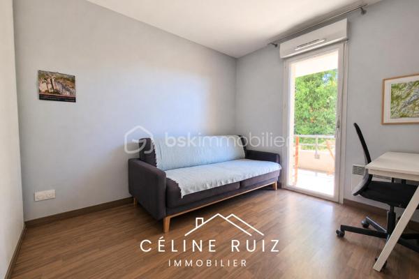 Dans une copropriété récente de 2012, découvrez cet appartement bénéficiant d’une vue intimiste, verdoyante et sans aucun vis-à-vis.

Situé en rez-de-jardin surélevé, il donne sur un espace paysager calme et préservé, sans aucun passage.

Un emplacement privilégié, rue de Roc-Épine, à proximité immédiate de toutes les commodités :

- arrêt de bus Garenne à 1 minute à pied ;
- centre commercial Leclerc Albert-Camus à 9 minutes à pied ;
- parc de la Garenne à quelques pas avec un accès privatif.

Le stationnement est facile et gratuit dans le quartier. 
L’appartement dispose également d’une place de parking privative en sous-terrain.

L’appartement :
La pièce de vie offre un bel espace convivial de 32 m² comprenant une cuisine moderne, aménagée et équipée. Elle se prolonge naturellement vers une agréable terrasse couverte, idéale pour profiter pleinement de l’environnement verdoyant.

Bien séparé de l’espace de vie, le coin nuit est desservi par un couloir fonctionnel doté de très grands placards de rangement.

Il comprend :
- 2  belles chambres dont une donnant sur le jardin ;
- Une chambre avec placard intégré et accès direct à la terrasse ;
- Une grande salle de bains ;
- Un WC indépendant.

La résidence bénéficie de deux jardins privatifs et sécurisés, exclusivement réservés aux résidents, avec un accès direct au parc de la Garenne.

Construite en 2012, la copropriété est parfaitement entretenue et aucun travaux n’est à prévoir.

À noter également : La porte d’entrée de l’appartement a été remplacée pour offrir de meilleures performances d’isolation phonique et thermique.

Un appartement clé en main, fonctionnel et résolument tourné vers la verdure, idéal pour celles et ceux qui recherchent le confort d’un logement récent, un véritable espace extérieur et un environnement calme et préservé.