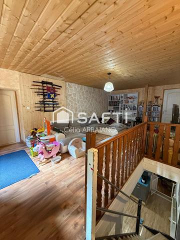 MAISON FAMILIALE  + DOUBLE GARAGE ET PETIT JARDIN