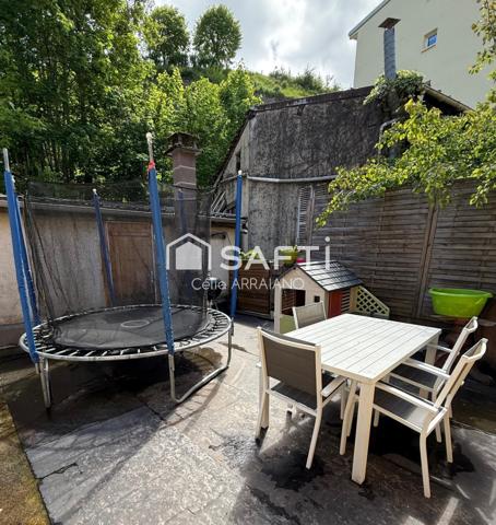 MAISON FAMILIALE  + DOUBLE GARAGE ET PETIT JARDIN