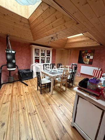 MAISON FAMILIALE  + DOUBLE GARAGE ET PETIT JARDIN
