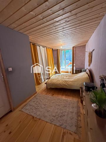 MAISON FAMILIALE  + DOUBLE GARAGE ET PETIT JARDIN