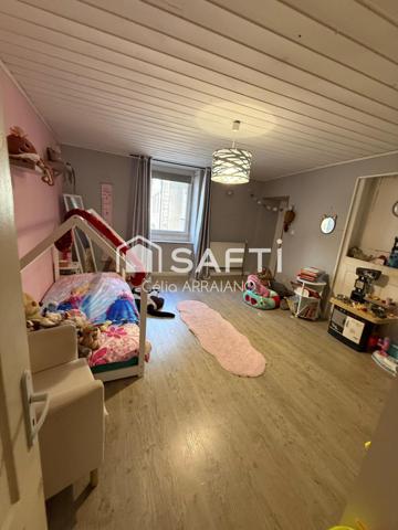 MAISON FAMILIALE  + DOUBLE GARAGE ET PETIT JARDIN