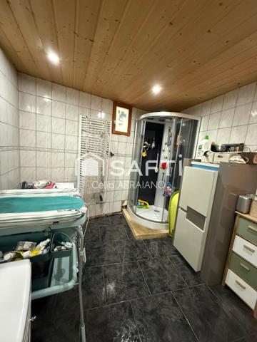 MAISON FAMILIALE  + DOUBLE GARAGE ET PETIT JARDIN
