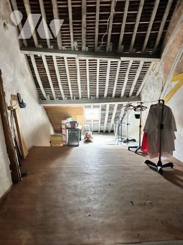 CHATEAU-THIERRY, maison de ville sur plusieurs étages d'environ 117 m².