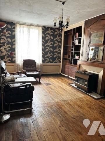 CHATEAU-THIERRY, maison de ville sur plusieurs étages d'environ 117 m².